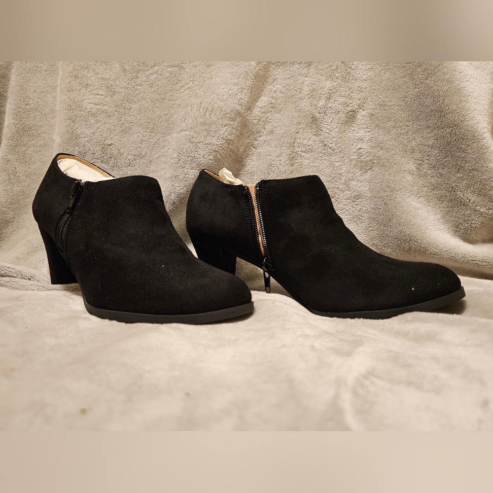 Journee Collection Sanzi Heeled Booties NIB Sz 8 Almond Toe, Block Heel W Zipper